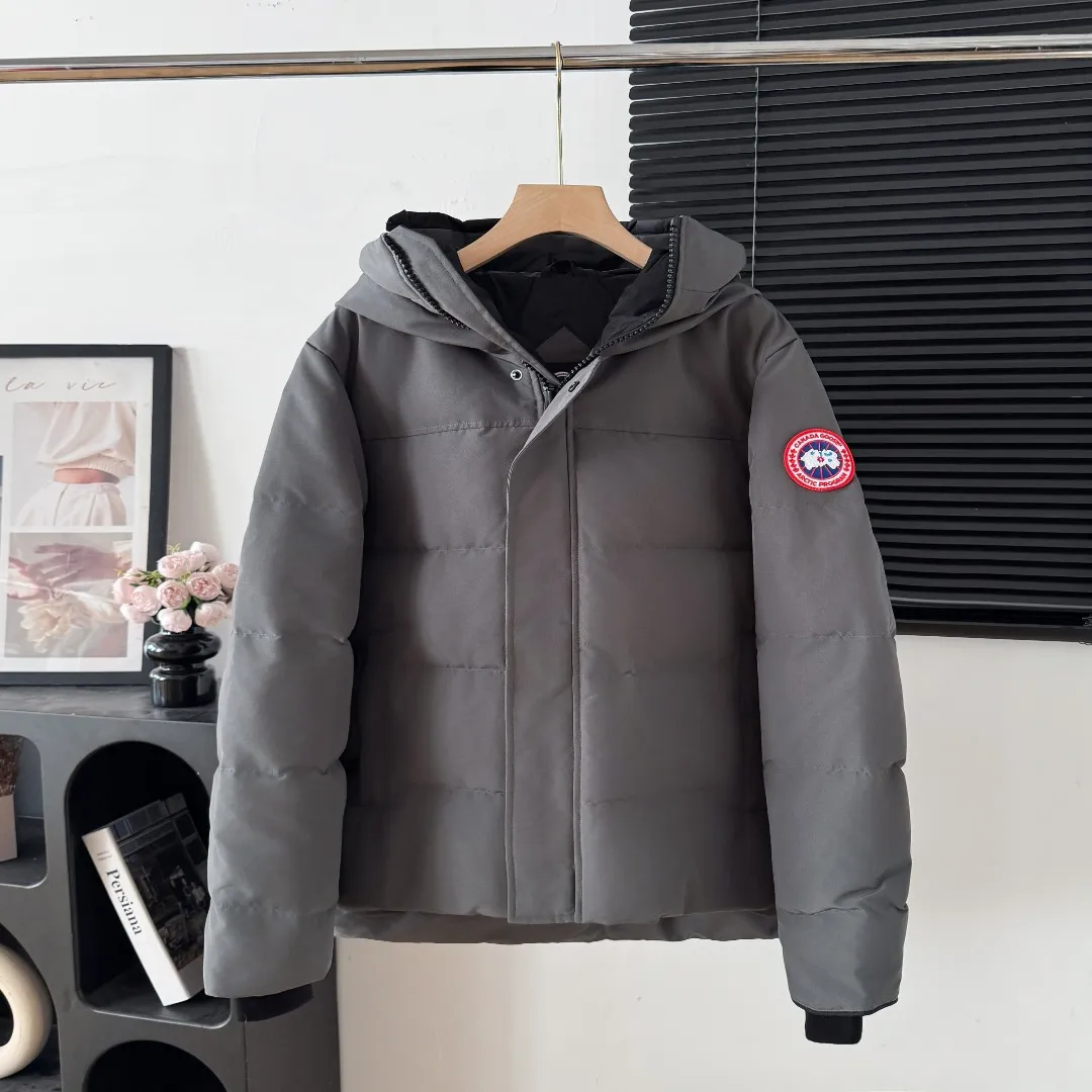 Style number: Y 183 (The new 17 models come standard without wolf fur, wolf fur costs +50) Canada Goose New 17 models of down jackets, timeless Classic, same style for men and women, mid-length windbreaker jacket. Canada Goose technology waterproof fabric is wind and cold resistant and extremely warm! Plush heat storage keeps you warm and warms you up quickly! Extra large fur collar design, fine fur, smooth to the touch, comfortable and skin-friendly! Double windproof cuffs to prevent cold wind from entering! The pockets have a flap zipper design and the upper pocket is a diagonal pocket, which is convenient and practical! Canada Goose’s popularity in the past two years has greatly surpassed that of the king of down jackets, the Meng Mouth, and it is the hottest item in autumn and winter on INS! Same Style for men and women, Canada Goose Classic style! Color: Black Black Label Black Red Label Cream White Gray Black Label Gray Red Label Navy Blue Sizes: XS S M L XL XXL